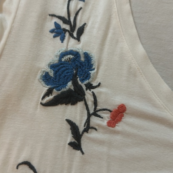 Embroidered tee - Picture 3 of 3